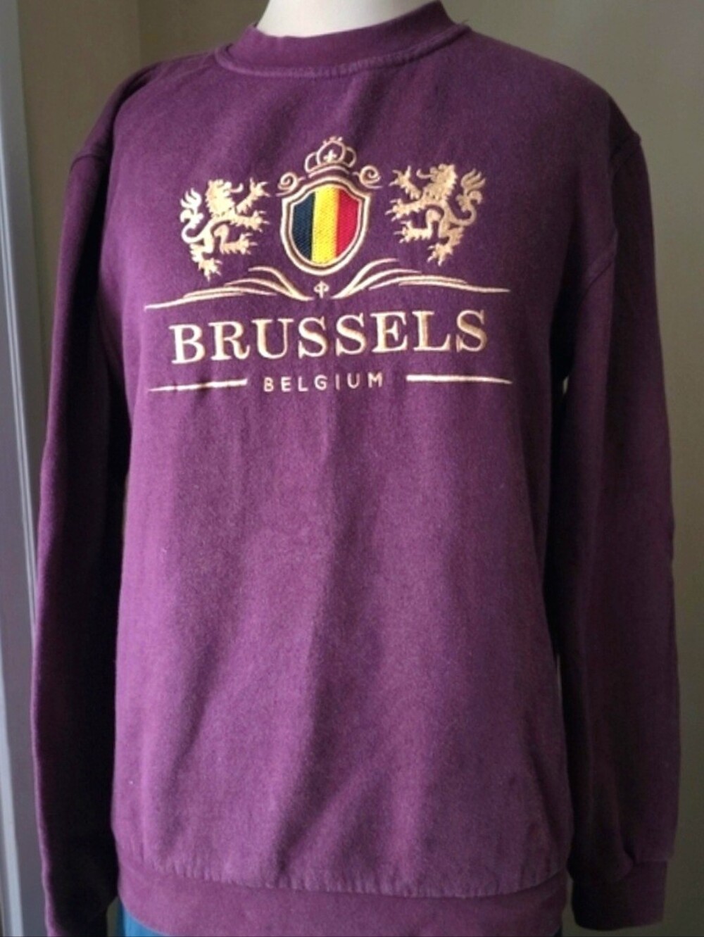 Brussels Belgium Souvenir Sweatshirt Burgundy Embroidered Crest Travel‎ Medium